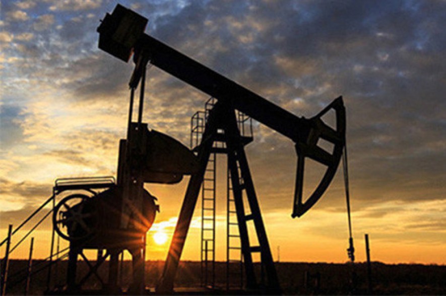Oil extends losses as markets fall, inventories climb