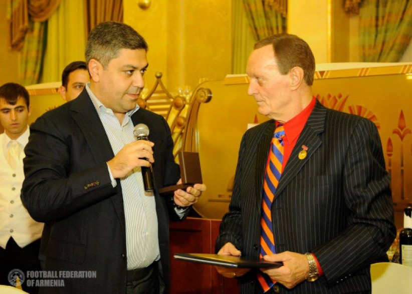 Legendary footballer of Ararat-73 team Sergey Bondarenko awarded with AFF gold medal