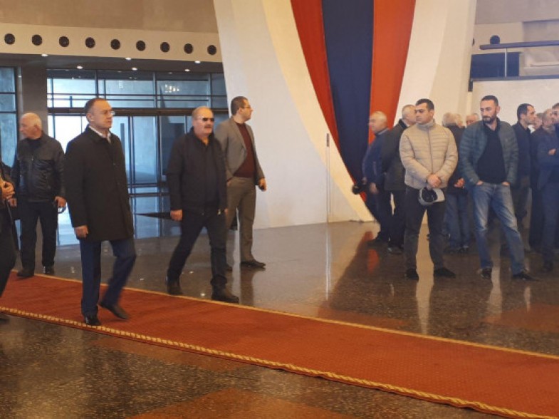 Սեյրան Օհանյանը և այլ քաղաքական ու մշակութային գործիչներ հրաժեշտ են տալիս Յուրի Վարդանյանին. Լուսանկարներ