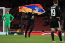 Armenian fan with Artsakh flag invades the pitch during Arsenal vs Azerbaijani “Qarabag” match