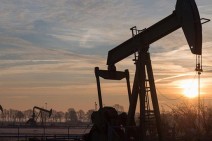 Oil falls on U.S. inventory build, shale oil output forecasts
