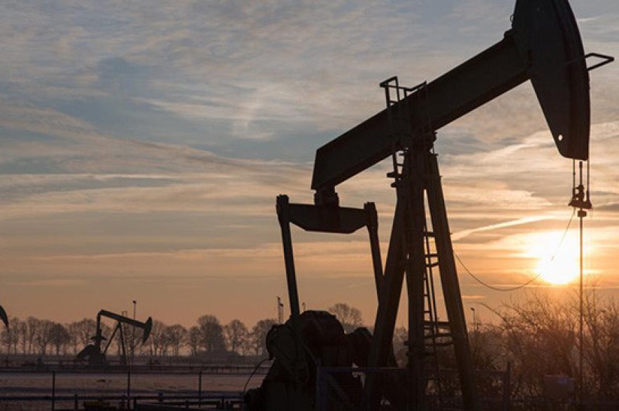 Oil falls on U.S. inventory build, shale oil output forecasts