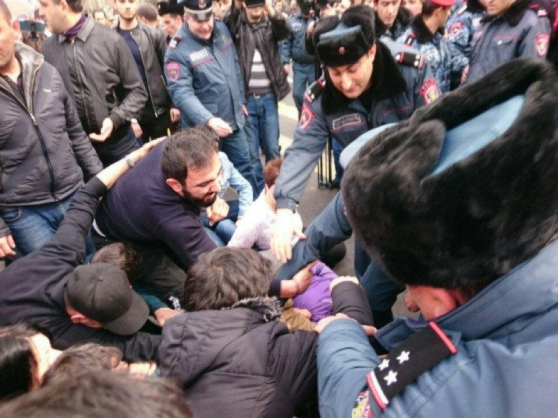 Ցուցարարները փակել են փողոցը՝ բողոքելով Օպերայի հարակից տարածքում տեղակայված սրճարանների ապամոնտաժման որոշման դեմ (Լուսանկարներ)