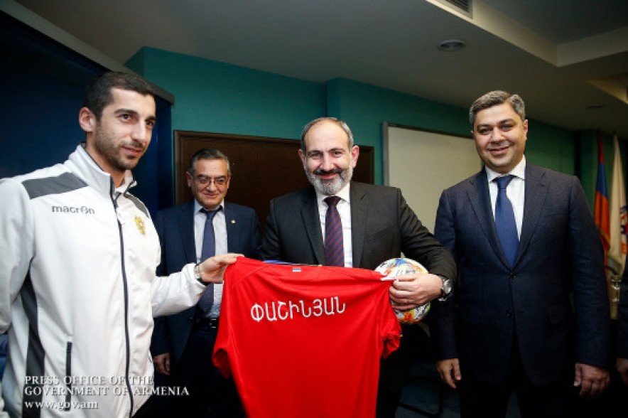 Armenian PM calls to all to go and back Armenian football team today
