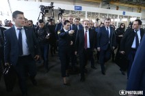 Armenia’s PM visits Noragavit customs office, instructs to fire all