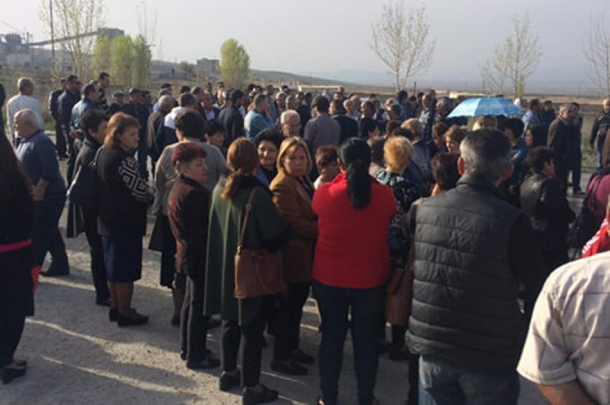 «ԱրարատՑեմենտ» ՓԲԸ աշխատակիցները բողոքի ակցիա են իրականացնում
