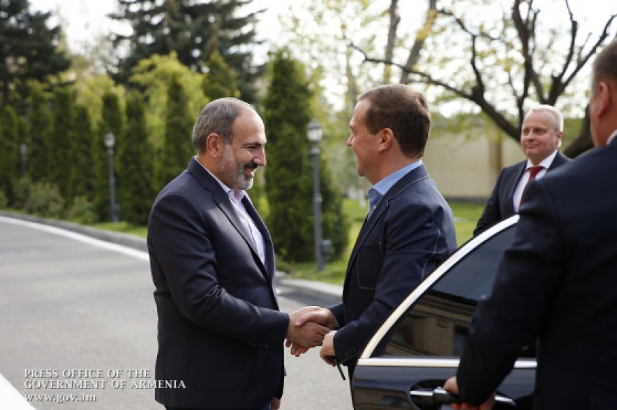 It is common in Armenia to host the dearest guests at home: PM Pashinyan meets with RF Premier Medvedev (video)