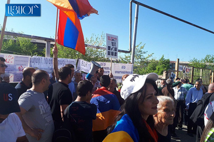 Number of people demanding Kocharyan’s punishment grows in yard of the court (photos)