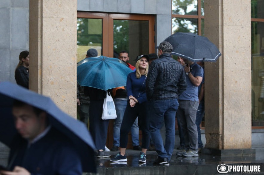 People gather in front of courts with urge of Armenia's PM (photos)