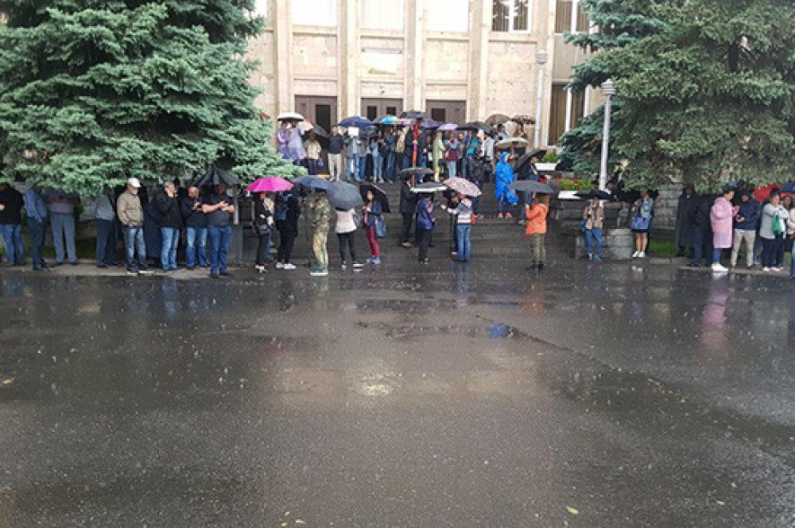 Քաղաքացիները փակել են Սահմանադրական դատարանի մուտքերը. Լուսանկարներ