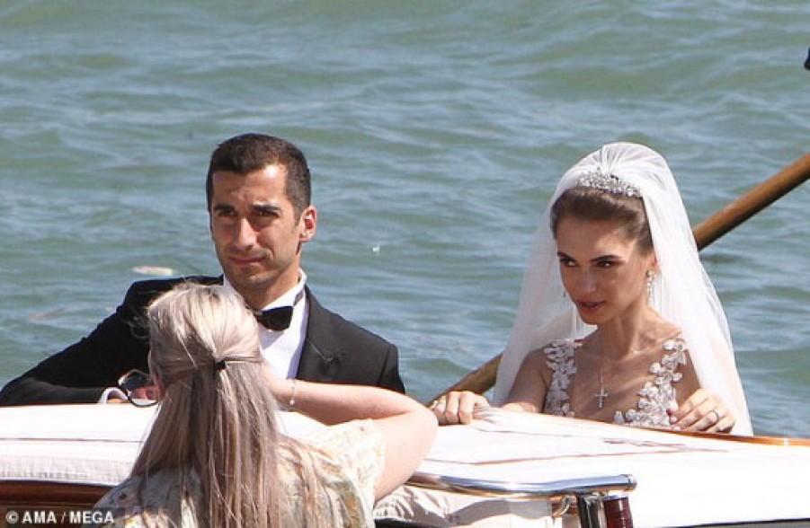 The Daily Mail: Arsenal midfielder Henrikh Mkhitaryan kisses his beautiful bride Betty Vardanyan as they marry in Venice (photos)