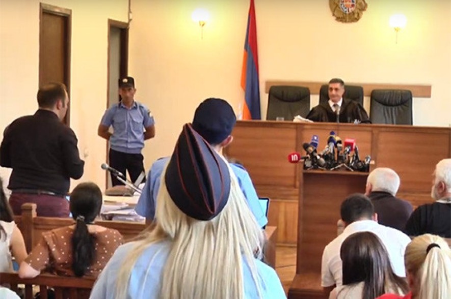 Չլսելով Քոչարյանի պաշտպանների առարկությունները՝ դատավոր Դանիելյանը հեռացավ խորհրդակցական սենյակ