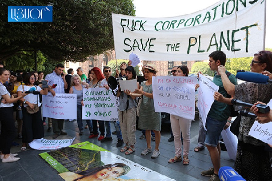 Environmentalists conduct protest action in front of government building against Amulsar exploitation