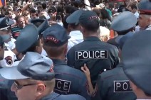 Citizens close Baghramyan Ave, situation in front of NA tensed
