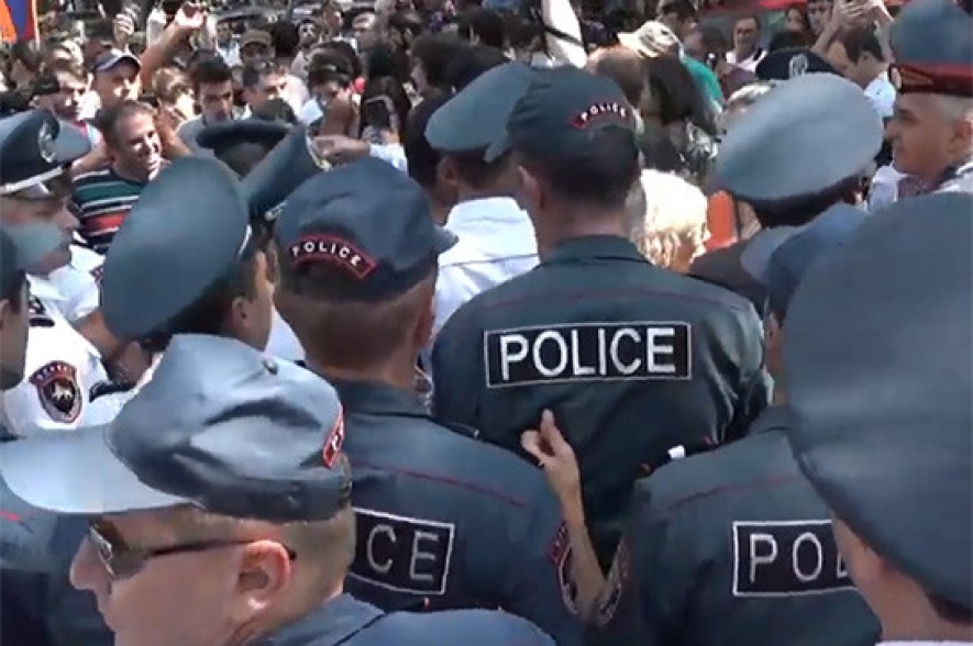 Citizens close Baghramyan Ave, situation in front of NA tensed
