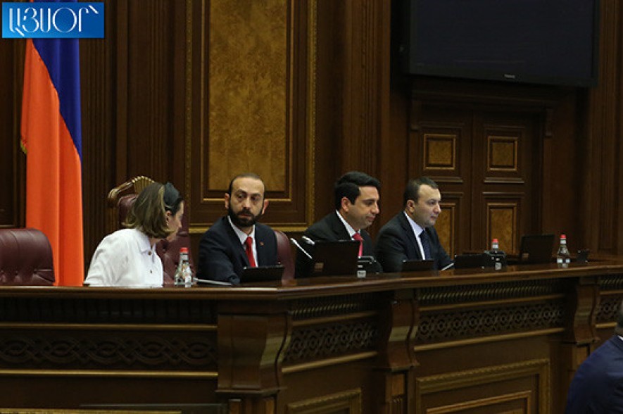 Парламент обсуждает вопрос прекращения полномочий Грайра Товмасяна