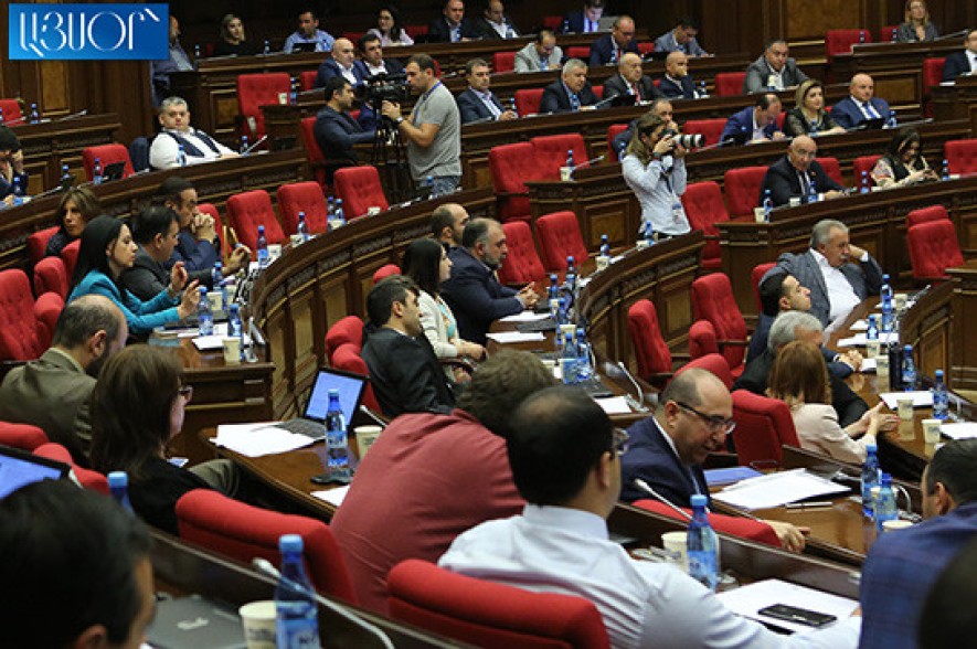 ԱԺ-ում ընթանում է Հրայր Թովմասյանի լիազորությունները դադարեցնելու հարցի քվեարկությունը