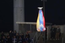 Дрон и флаг Нагорного Карабаха на матче Лиги Европы в Люксембурге