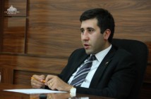 Human rights advocate urges his colleagues, attorneys gather in front of NSS building today during interrogation of Hrayr Tovmasyan’s daughters and father