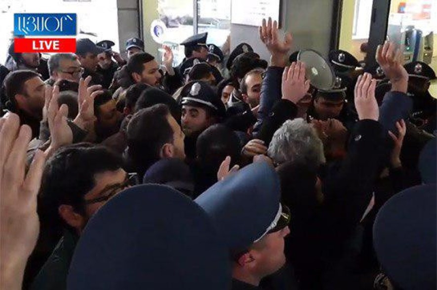 ՀՅԴ երիտասարդները ճեղքեցին ոստիկանական պատը՝ փորձելով մտնել ԿԳՄՍ նախարարության շենք (Տեսանյութ)