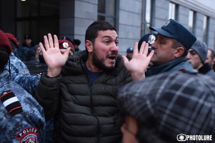 В полицию доставлены четверо участников акции протеста с требованием отставки Араика Арутюняна