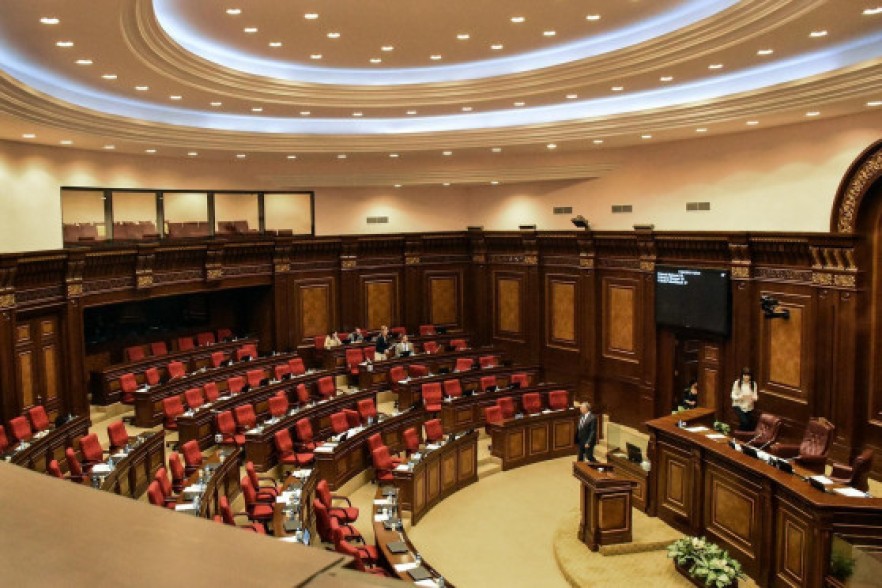 ԱԺ-ն արտահերթ նիստ է գումարել. քննարկվում է մեկուսացման կամ ինքնամեկուսացման ռեժիմը խախտելու դեպքում իրավական պատասխանատվության հարցը