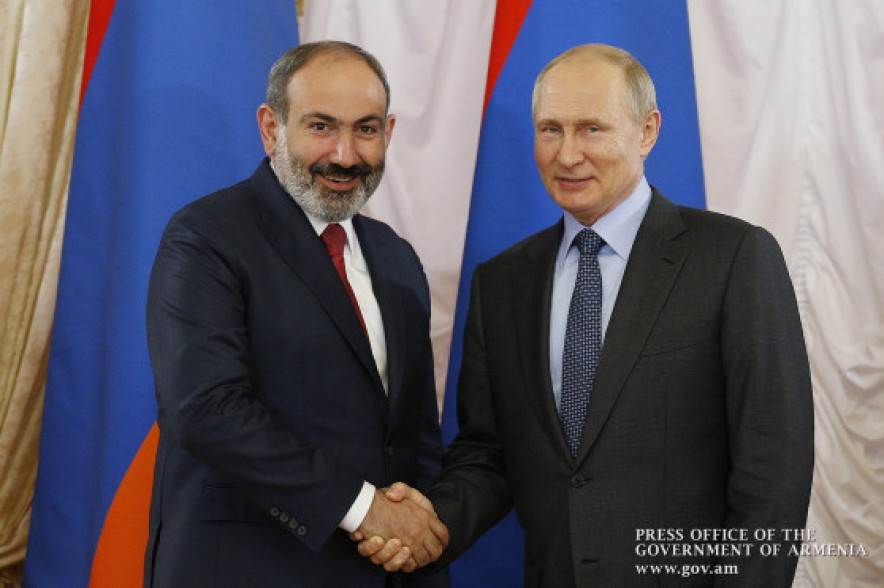 Пашинян и Путин обсудили по телефону вопросы поставок российского газа в Армению