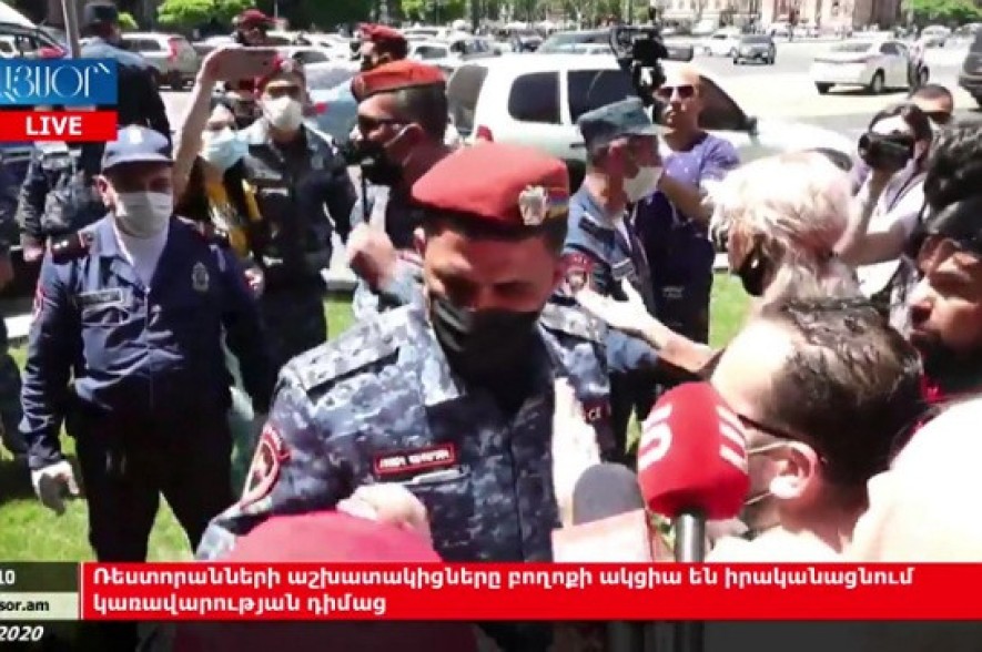 «Մինչև ե՞րբ, ինչո՞ւ մենք չենք աշխատում». Դերասաններն ու հանդիսավարներն ակցիա են անում կառավարության դիմաց (Տեսանյութ)