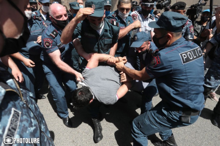 «Էս ձևով բերման են ենթարկում բազմաթիվ ադրբեջանցիների չոքացրած Ռոման Ամոյանին» (Տեսանյութ)