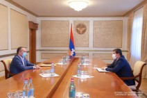 Artsakh president meets ex-DM Seyran Ohanyan, discusses security issues