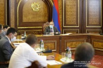 Armenia's PM receives textile industry representatives