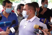 Importers of clothes and shoes gather outside Government building complaining of new customs clearance method