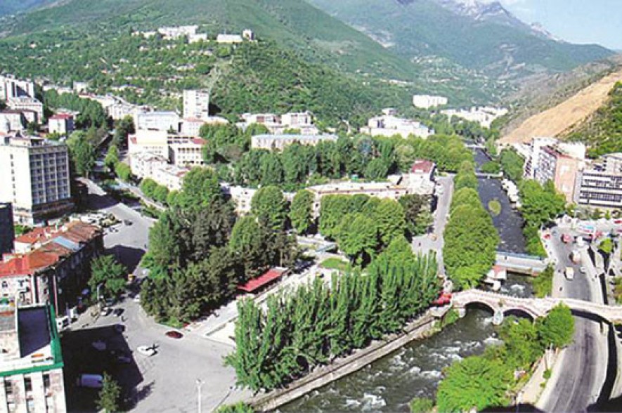 Azerbaijan strikes Armenia’s town of Kapan, victims reported