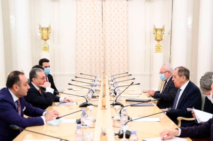 Առաջնահերթ նպատակը վերիֆիկացիոն մեխանիզմներով պահպանվող կայուն հրադադարի հաստատումն է. Մնացականյանը՝ Լավրովին