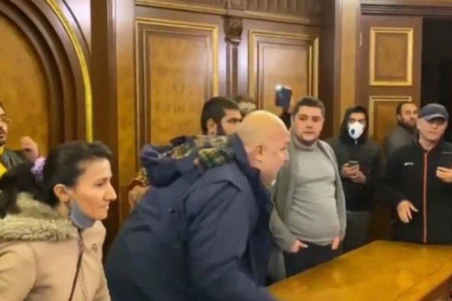 «Չենք տալու». Բողոքի ակցիայի մասնակիցները կոտրեցին կառավարության շենքի ապակիները