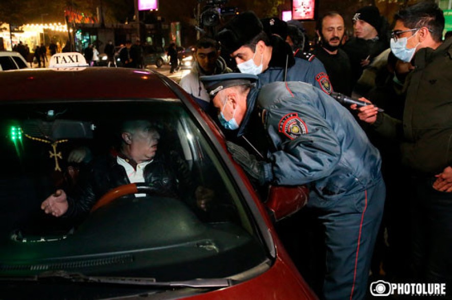 В отделения полиции доставлены 43 участника акций протеста с требованием отставки Никола Пашиняна