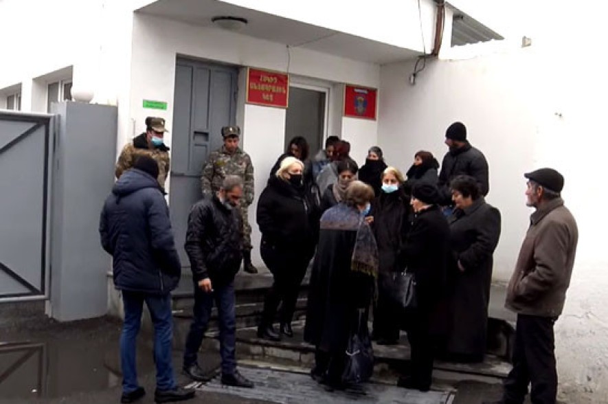 «Եկավ, ասեց՝ պիտի սպասենք». անհետ կորած զինծառայողների հարազատները դժգոհ են ԳՇ ներկայացուցչի հետ հանդիպումից