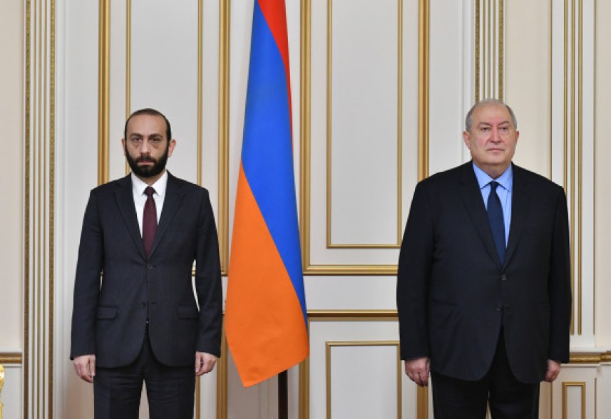 Արմեն Սարգսյանը գնացել է ԱԺ ու հանդիպել Արարատ Միրզոյանին