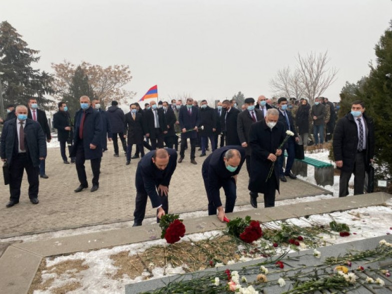 Armenia’s PM, top officials visit Yerablur (photos)