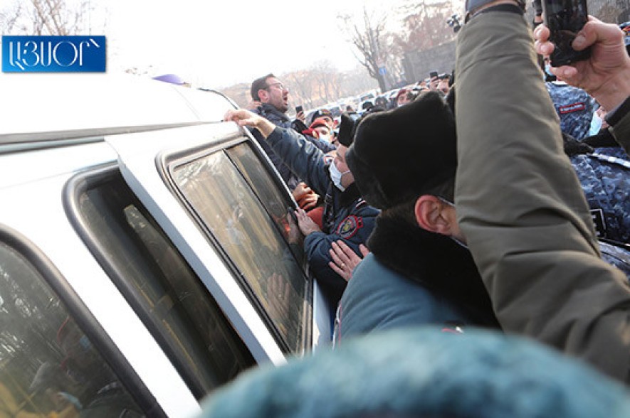 Police use force, apprehend ARF-D member Gegham Manukyan (video)