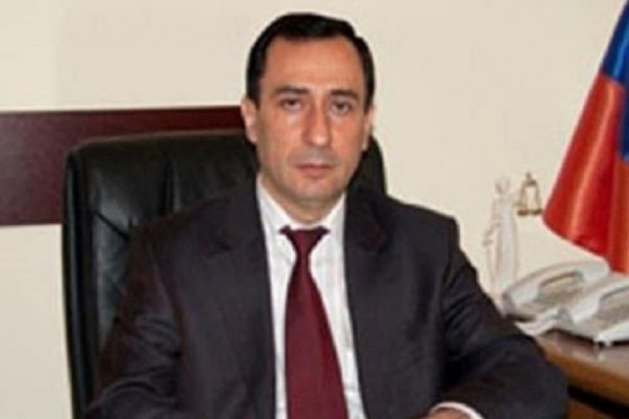 «Տրիումֆ» սրճարանում Արթուր Մկրտչյանը հեռախոսի մեջ գոռում էր՝ «ինչ կապ ունի, որ որ երեք անչափահաս երեխա ունի, ոնց ուզում ես՝ արա, դրանք պետք է նստեն». Վարագյան