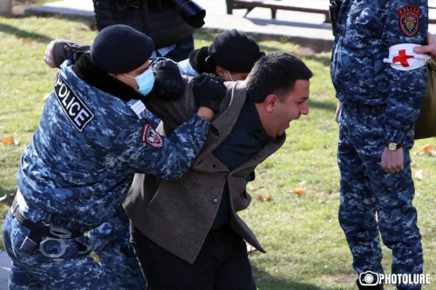 Over 50 people protesting near government building apprehended (video)