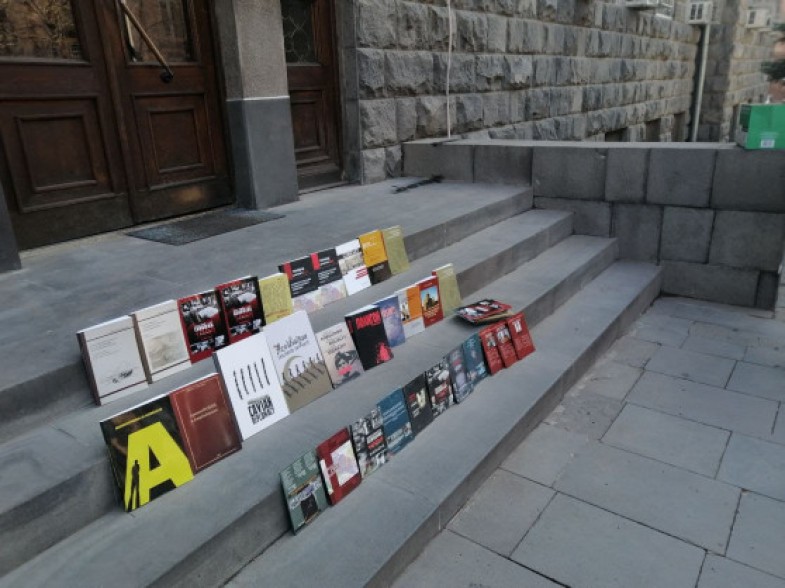 Experts in anti-Azerbaijani propaganda carry out protest action outside NSS in support of Ara Saghatelyan