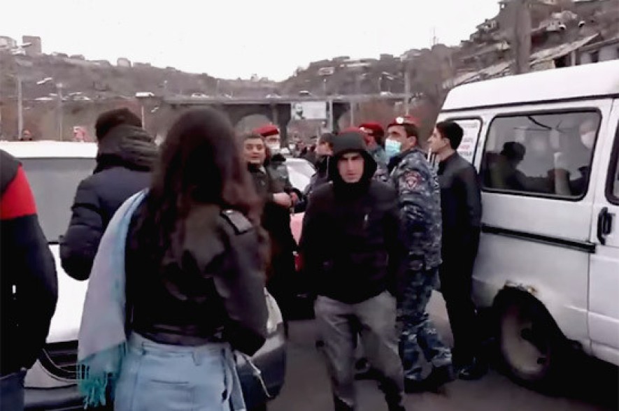 Автомобильное движение в Ереване нарушено, оппозиция проводит акции протеста