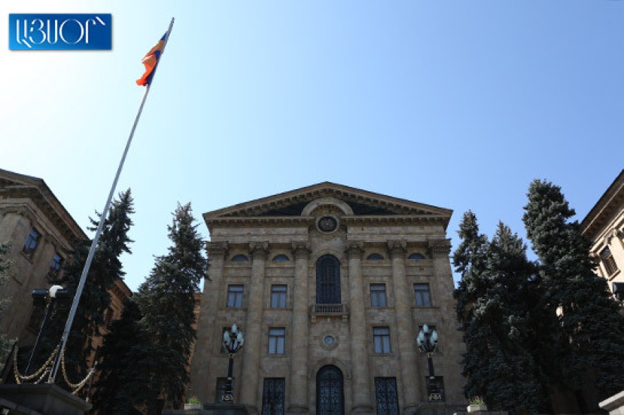 Ընդդիմությունը որոշեց մնալ ԱԺ-ի մոտ. Բաղրամյան պողոտան բարիկադներով փակում են (Տեսանյութ)