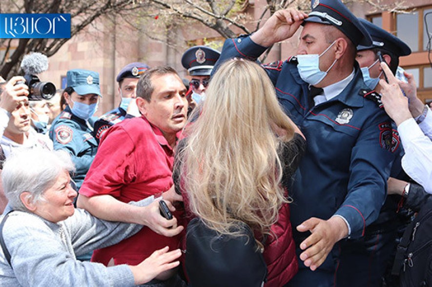 Полиция задержала 15 граждан: среди них есть родственники погибших в войне