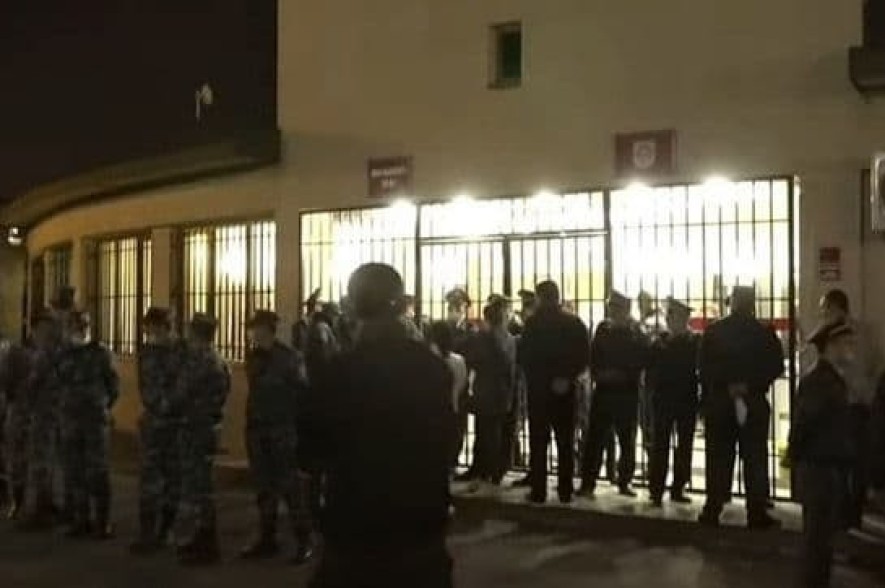 Родители пропавших без вести военнослужащих открыли подъезды к министерству обороны