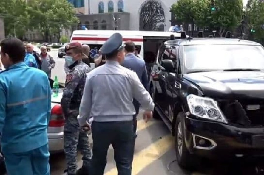 Двое граждан доставлены в больницу в результате ДТП с участием одного из автомобилей кортежа Пашиняна