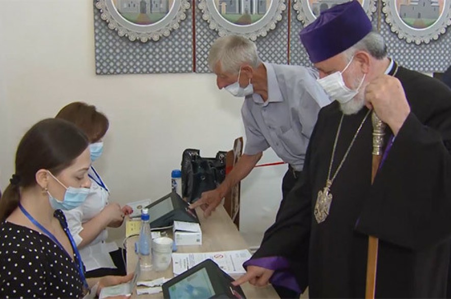 Մաղթում ենք, որպեսզի Աստված բարի օրերն առատացնի մեր ժողովրդի կյանքում և մենք ազգովին սիրով, միաբան լծվենք մեր երազների հզոր հայրենիքի կերտման նվիրական գործին. Կաթողիկոս