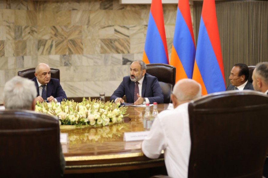 Armenia's acting PM meets leaders of non-parliamentary political forces